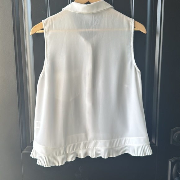 CAbi Style #3439 Pleated Hem Sleeveless Blouse Top Size small, White Button Up. - Picture 7 of 7